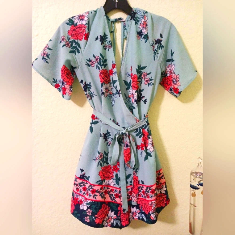 Trixxi Clothing Company Green Floral Romper Size Small